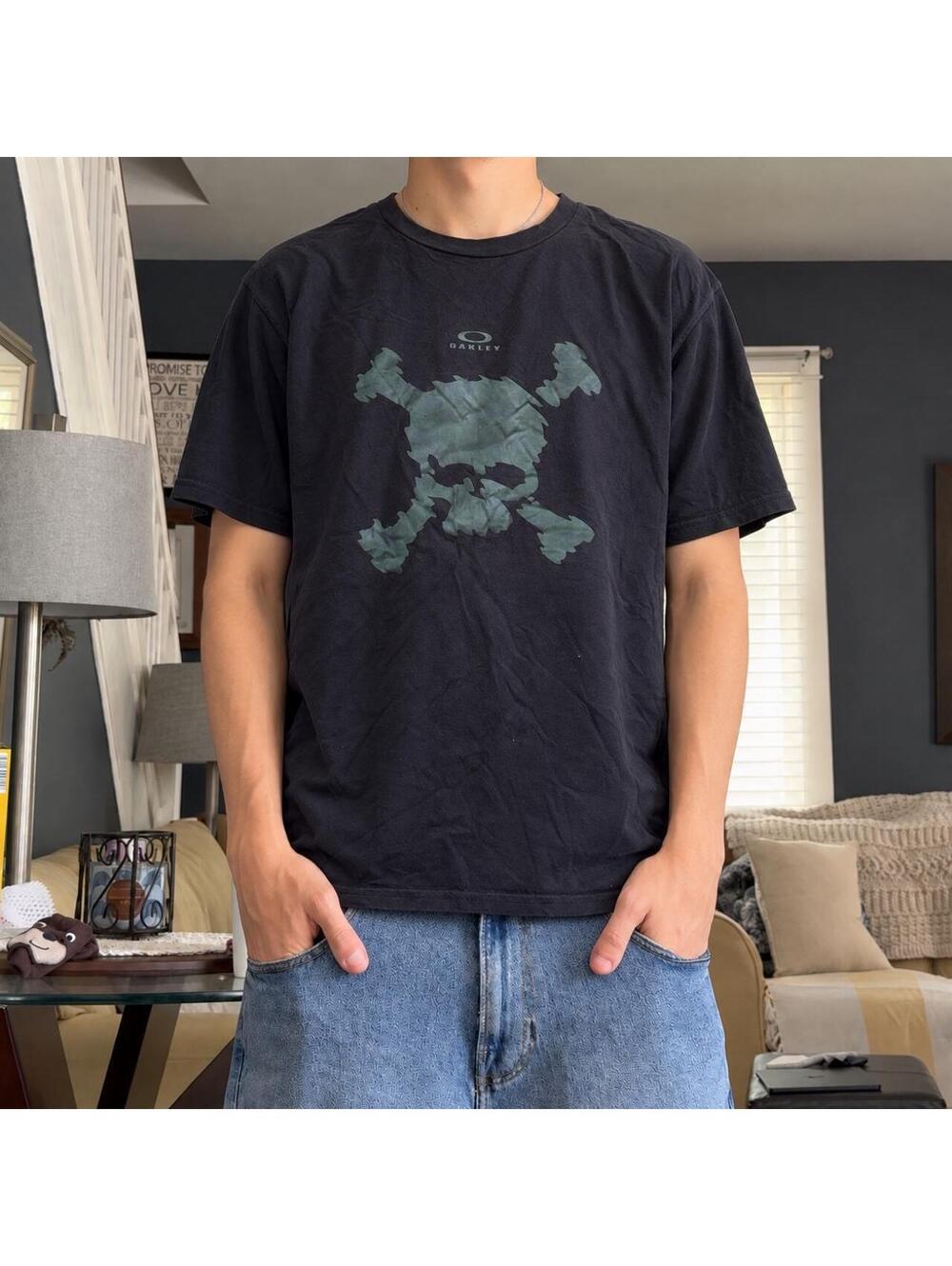 Crazy Y2K Oakley software style skull T-shirt.